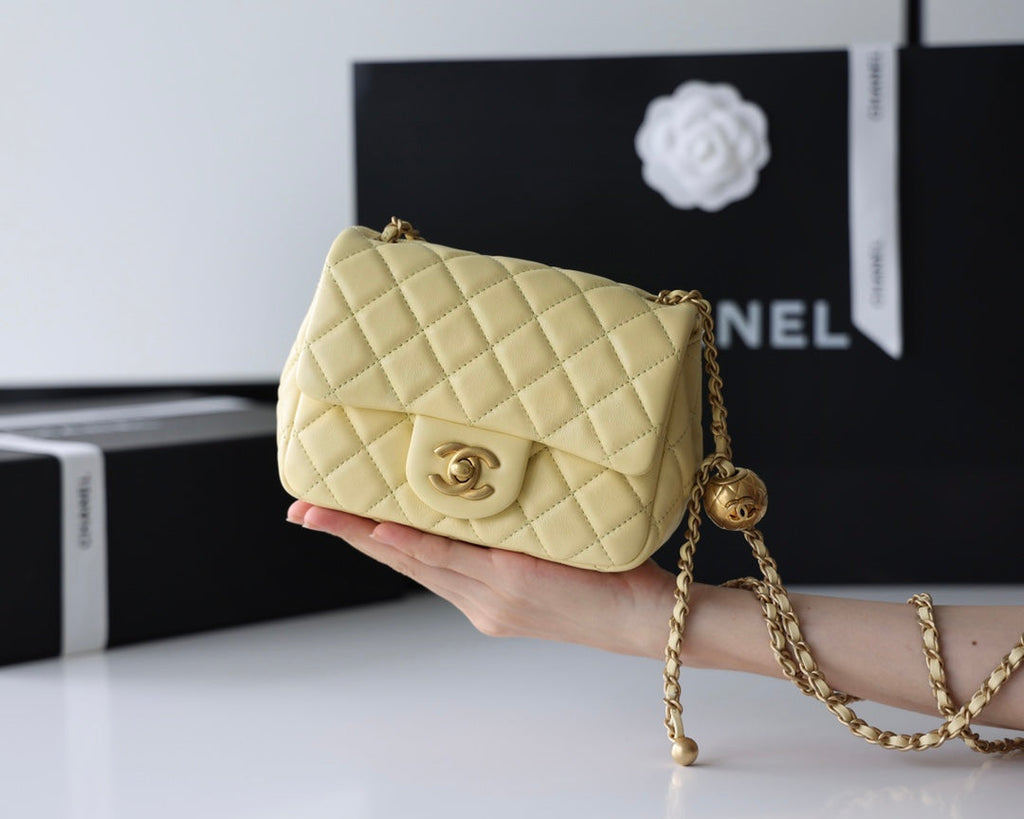 FLAP BAG 17CM YELLOW LAMBSKIN GOLD HARDWARE