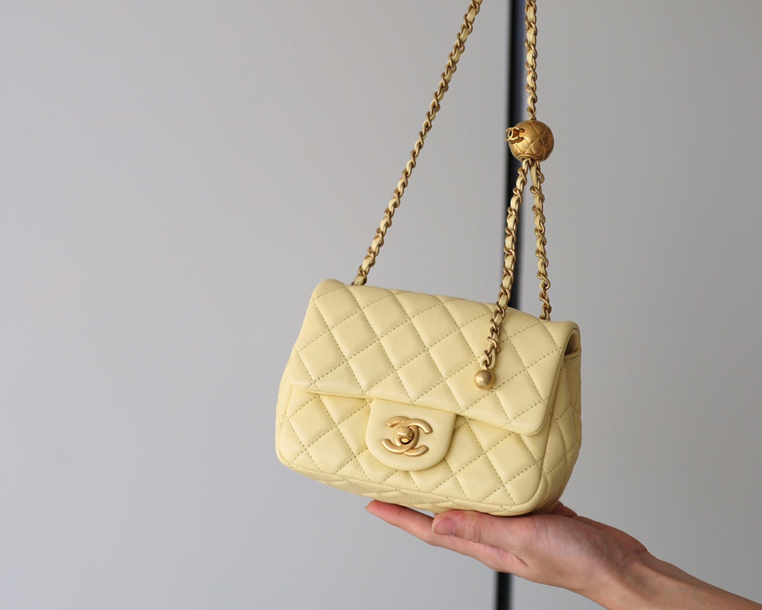 FLAP BAG 17CM YELLOW LAMBSKIN GOLD HARDWARE
