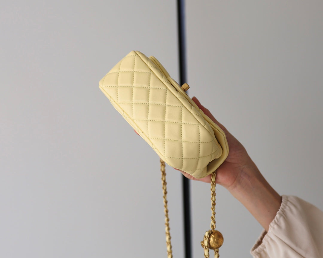 FLAP BAG 17CM YELLOW LAMBSKIN GOLD HARDWARE
