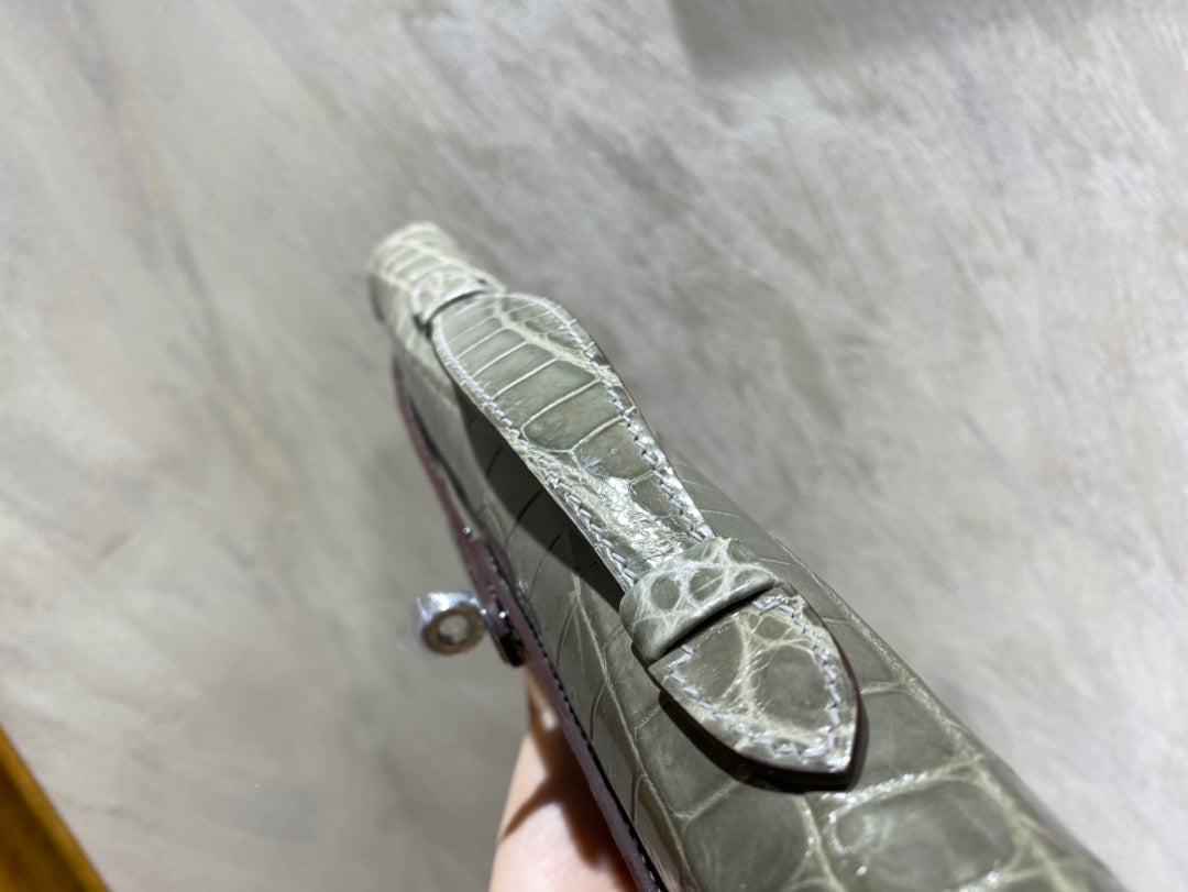 KELLY CUT 31 IN ASH GRAY SHINNY ALLIGATOR LEATHER WITH SILVER HARDWARE