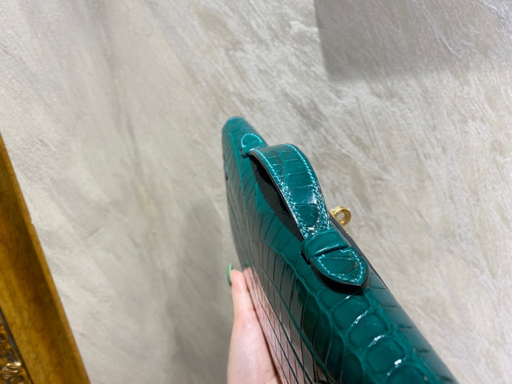 KELLY CUT 31 IN PINE GREEN SHINNY ALLIGATOR LEATHER WITH GOLD HARDWARE