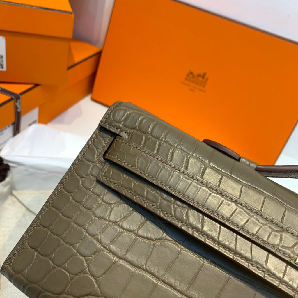 KELLY CUT 31 IN MOCHA BROWN ALLIGATOR LEATHER WITH GOLD HARDWARE