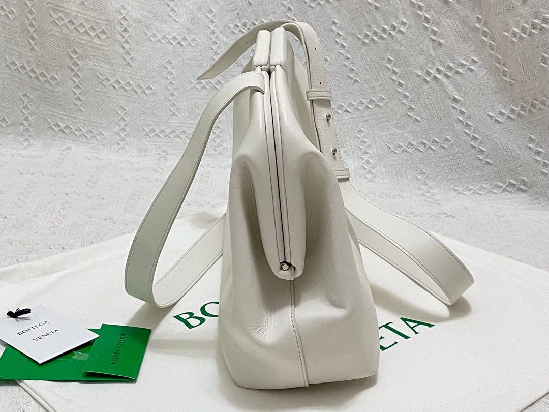 TRIANGLE HANDLE BAG 31 IN WHITE LAMBSKIN