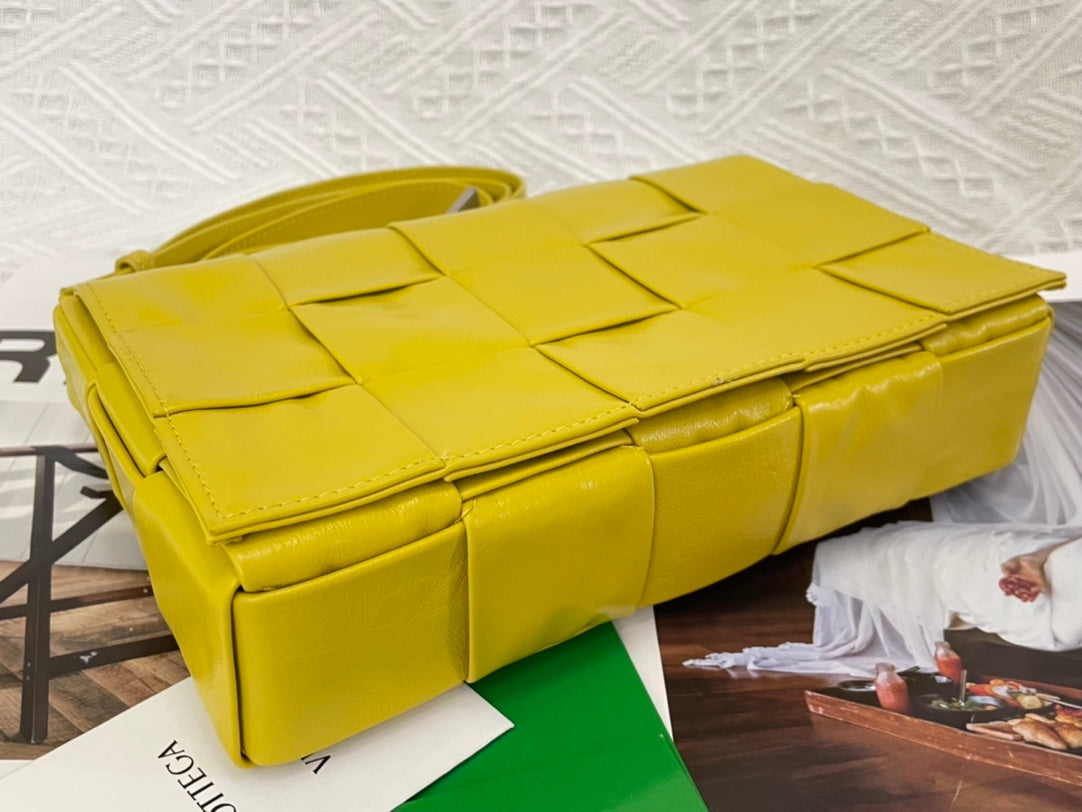 SMALL CASSETTE 23 IN CANARY YELLOW CALFSKIN