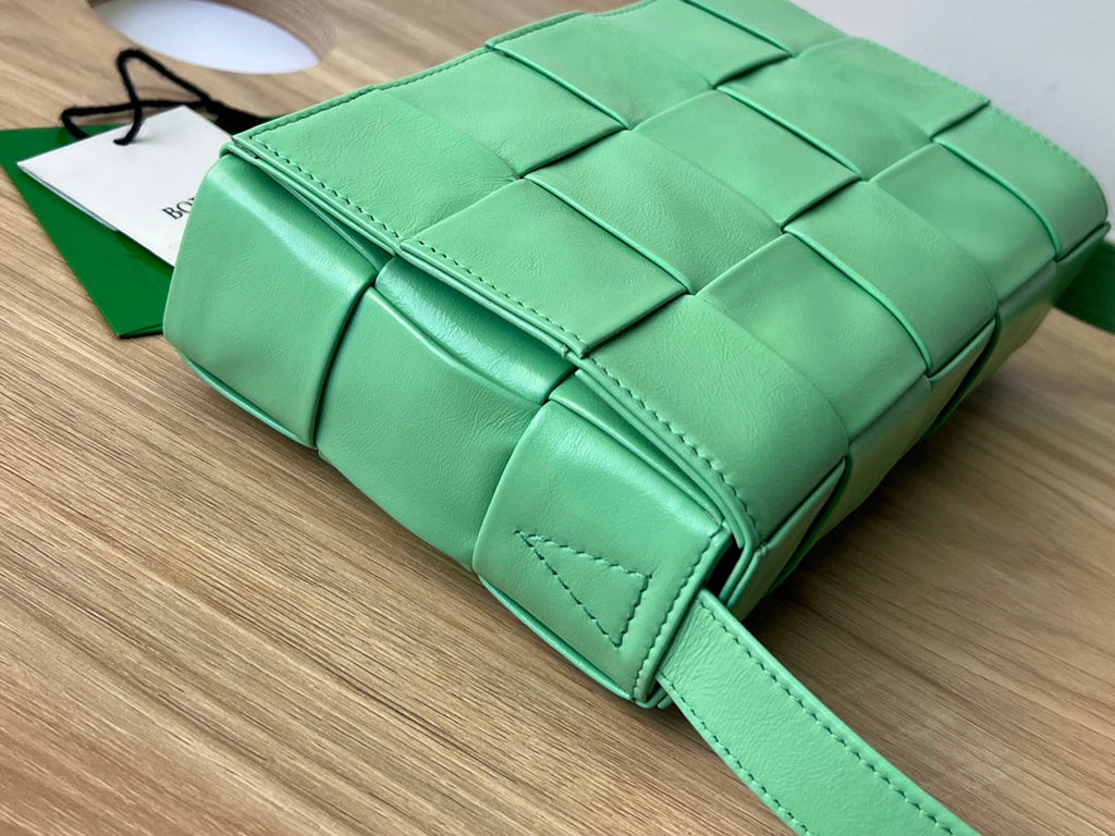 SMALL CASSETTE 23 IN LIGHT GREEN CALFSKIN