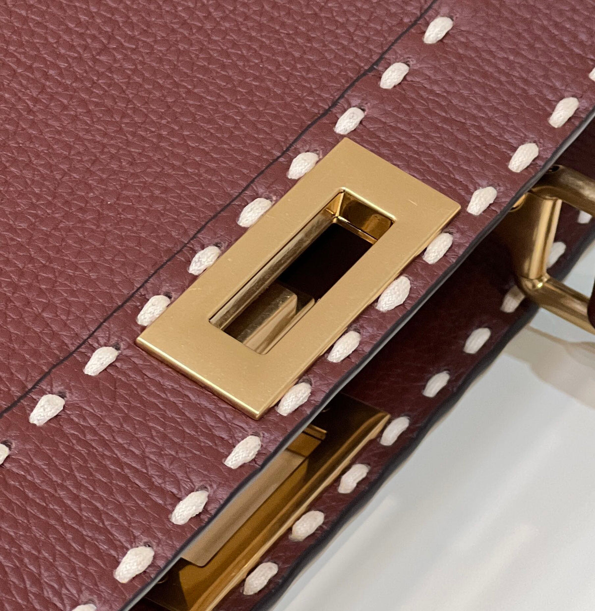 PEEKABOO ISEEU 33 IN SANGRIA RED GRAINED CALFSKIN GOLD HARDWARE
