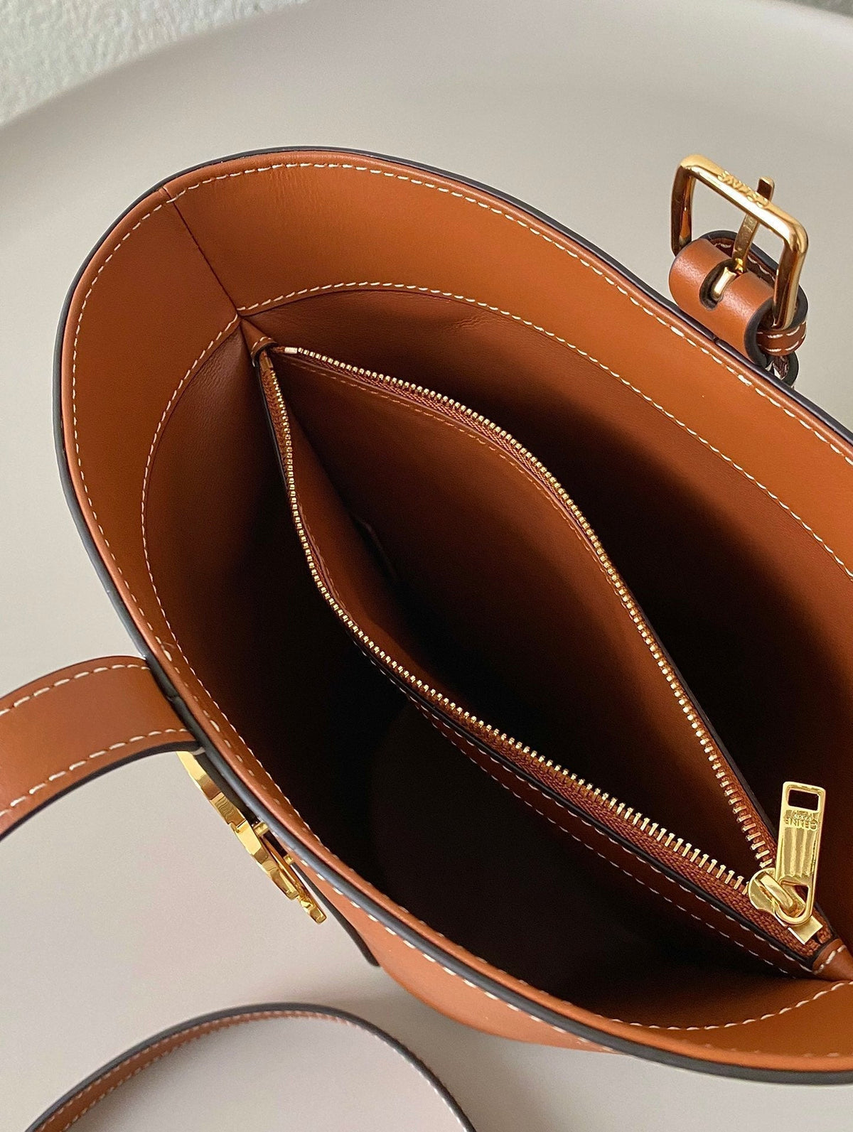 TRIOMPHE 25 BUCKET BAG CINNAMON BROWN CALFSKIN