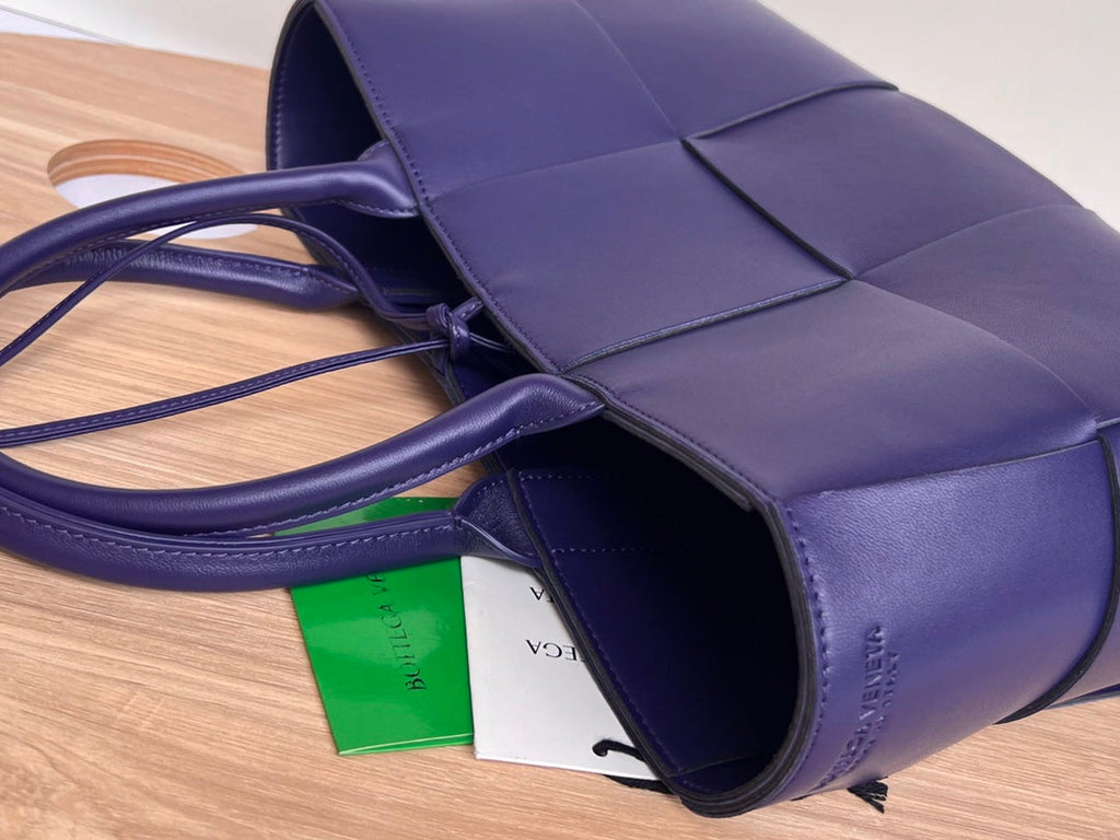 SMALL ARCO TOTE 30 IN EAST BAY PURPLE LAMBSKIN