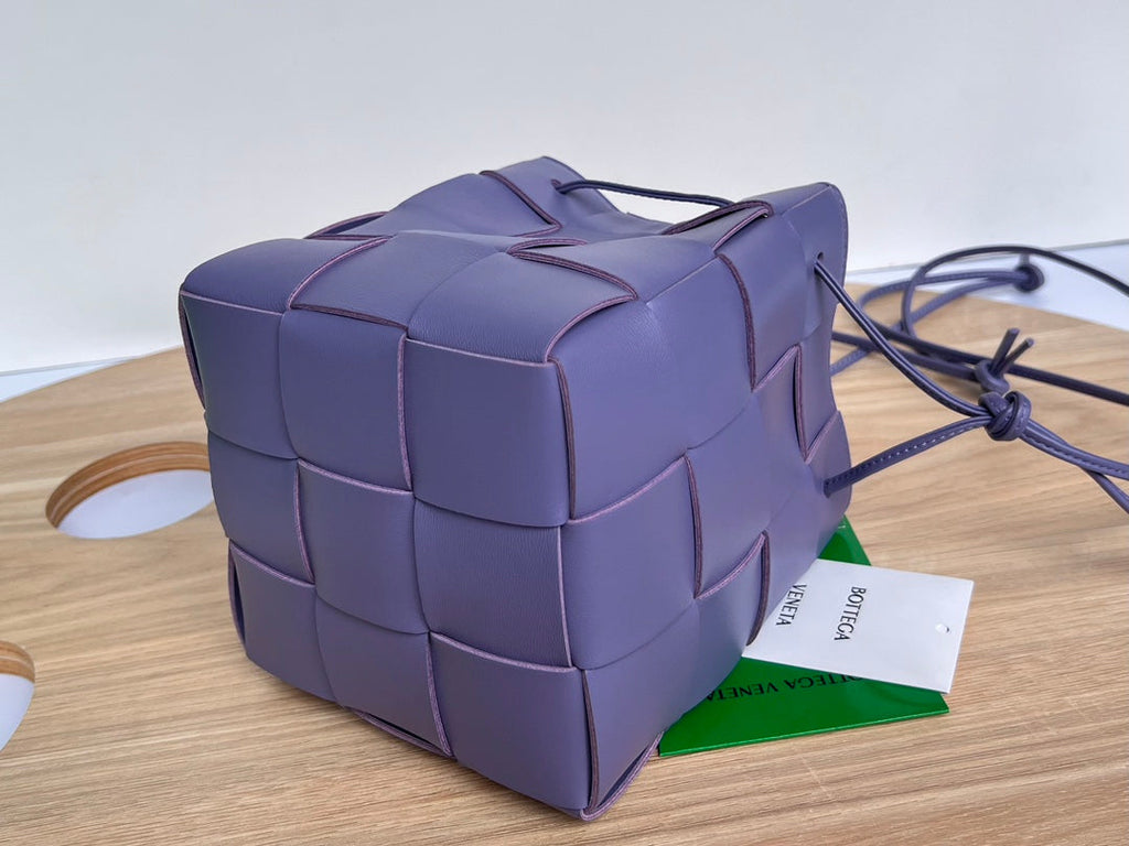 SMALL CASSETTE BUCKET 18 IN ULTRA VIOLET CALFSKIN