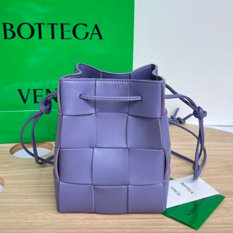 SMALL CASSETTE BUCKET 18 IN ULTRA VIOLET CALFSKIN