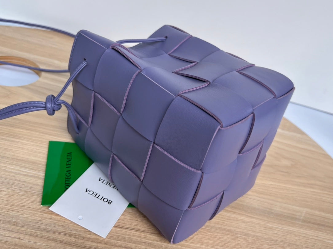 SMALL CASSETTE BUCKET 18 IN ULTRA VIOLET CALFSKIN