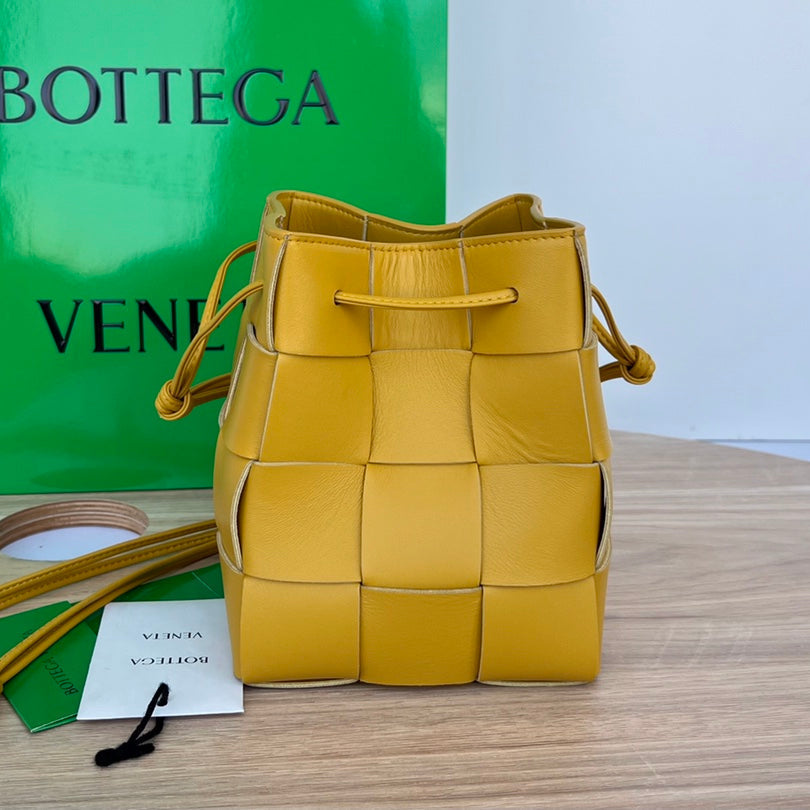 SMALL CASSETTE BUCKET 18 IN MERIGOLD CALFSKIN