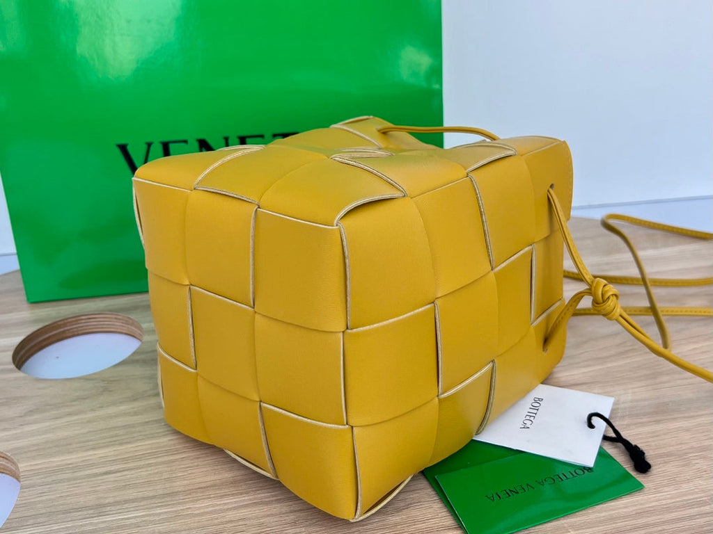 SMALL CASSETTE BUCKET 18 IN MERIGOLD CALFSKIN