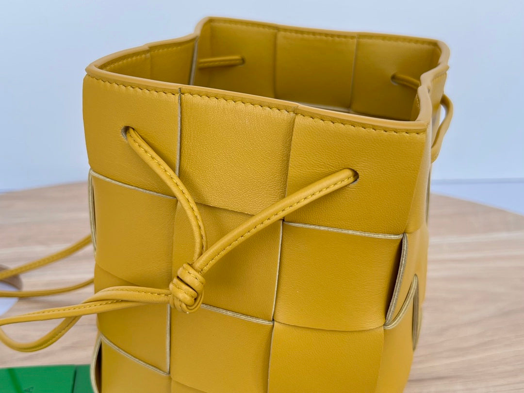 SMALL CASSETTE BUCKET 18 IN MERIGOLD CALFSKIN