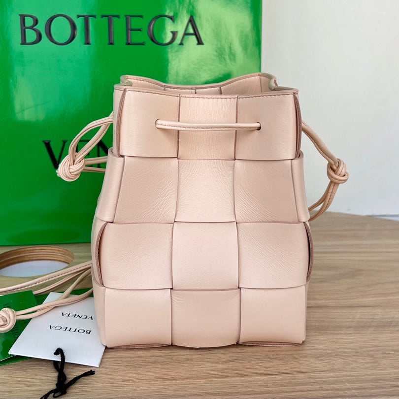SMALL CASSETTE BUCKET 18 IN LIGHT PINK CALFSKIN