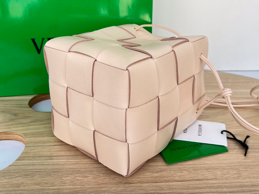 SMALL CASSETTE BUCKET 18 IN LIGHT PINK CALFSKIN