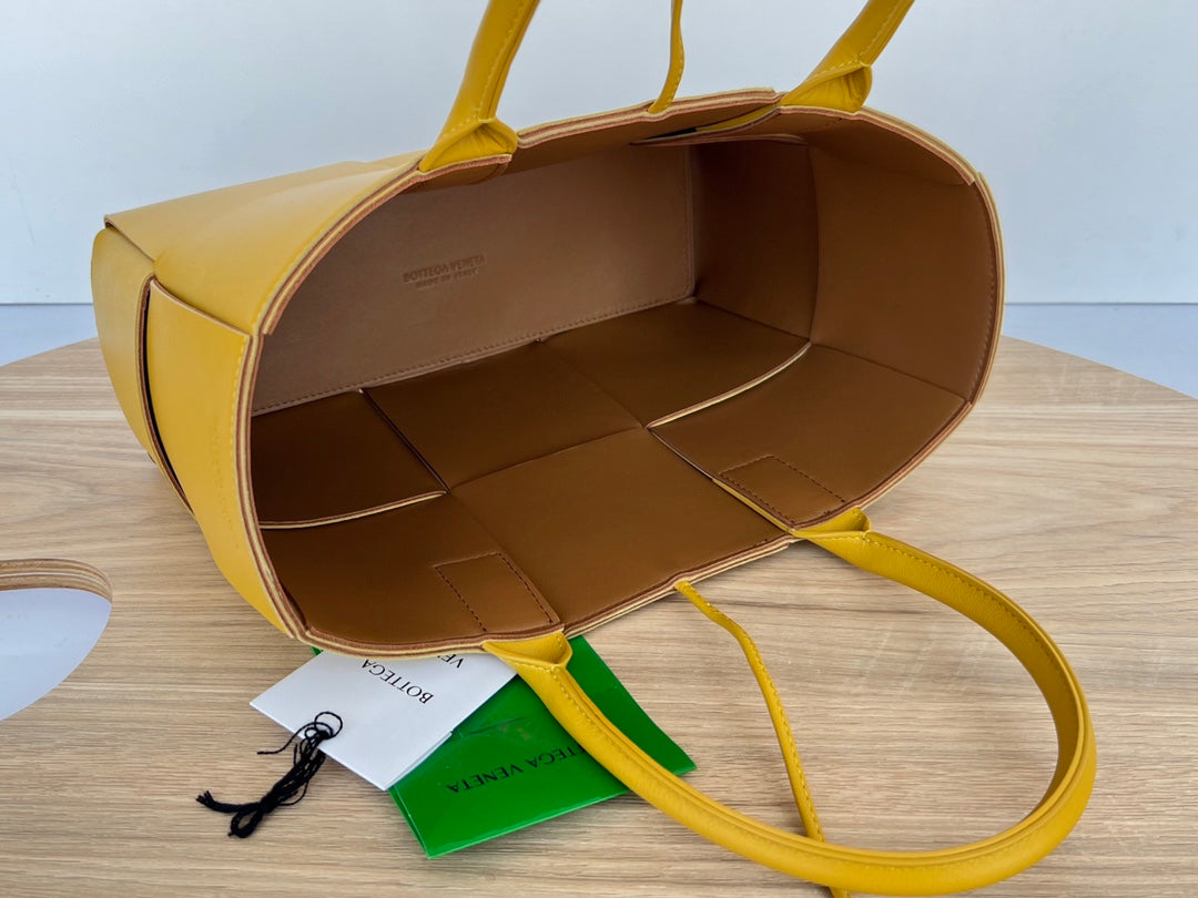 SMALL ARCO TOTE 30 IN TULIP TREE YELLOW LAMBSKIN
