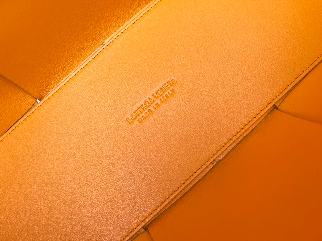 ARCO TOTE 36 IN CHENIN YELLOW CALFSKIN