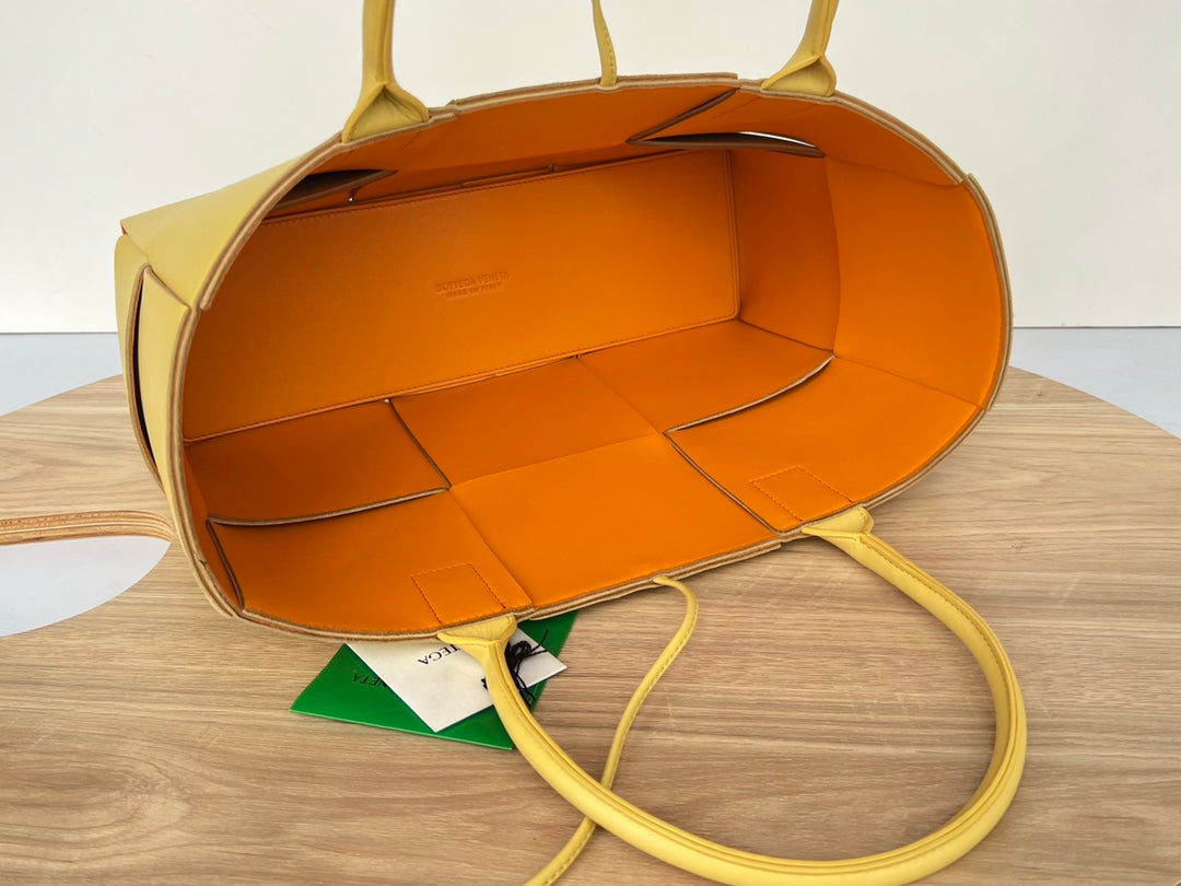 ARCO TOTE 36 IN CHENIN YELLOW CALFSKIN
