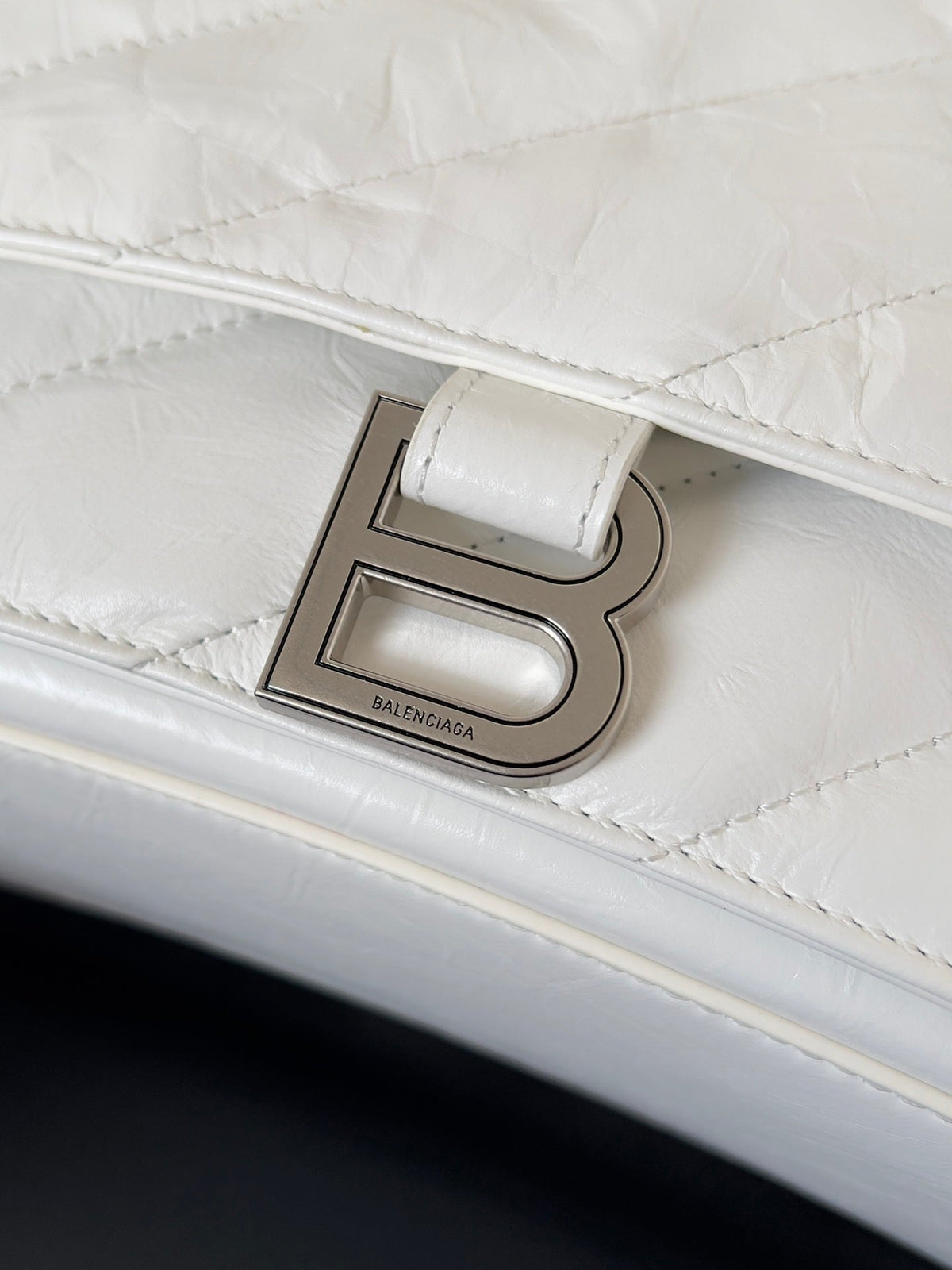 CRUSH CHAINED BAG 32 IN WHITE QUILTED CRUSHED CALFSKIN SILVER HARDWARE
