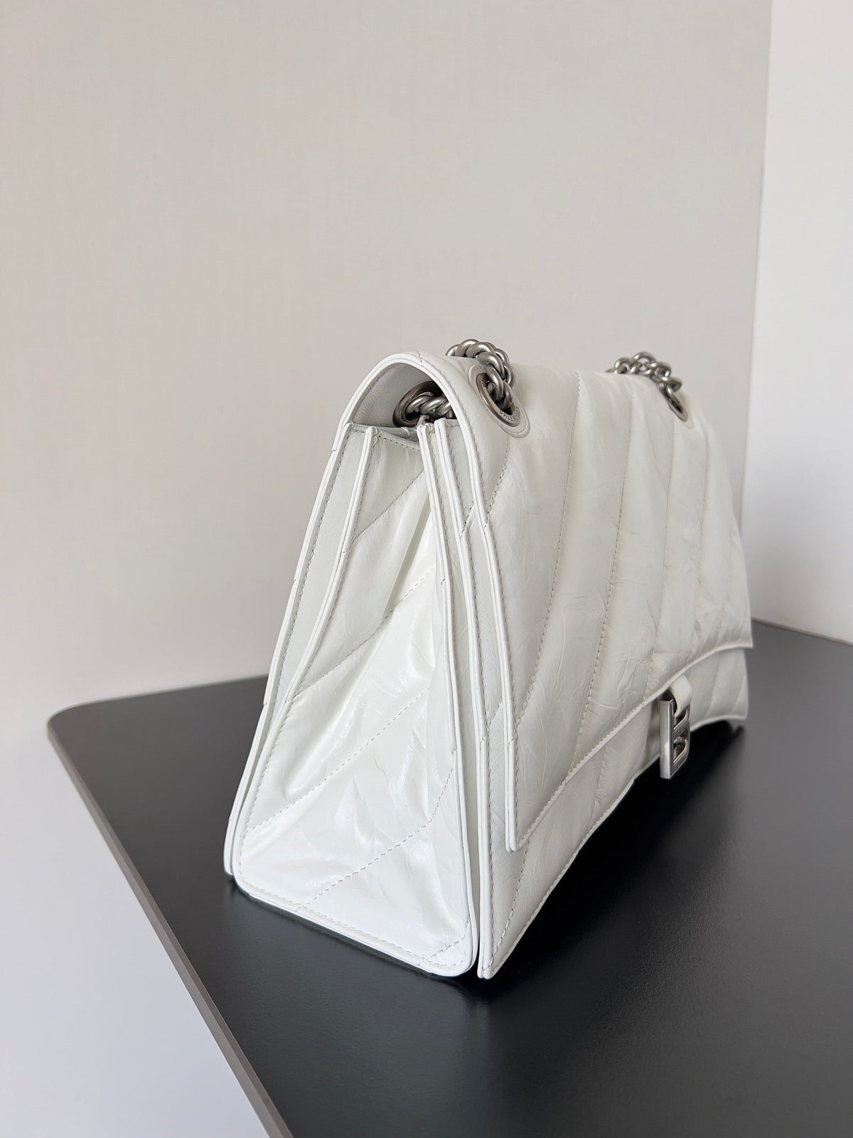 CRUSH CHAINED BAG 32 IN WHITE QUILTED CRUSHED CALFSKIN SILVER HARDWARE