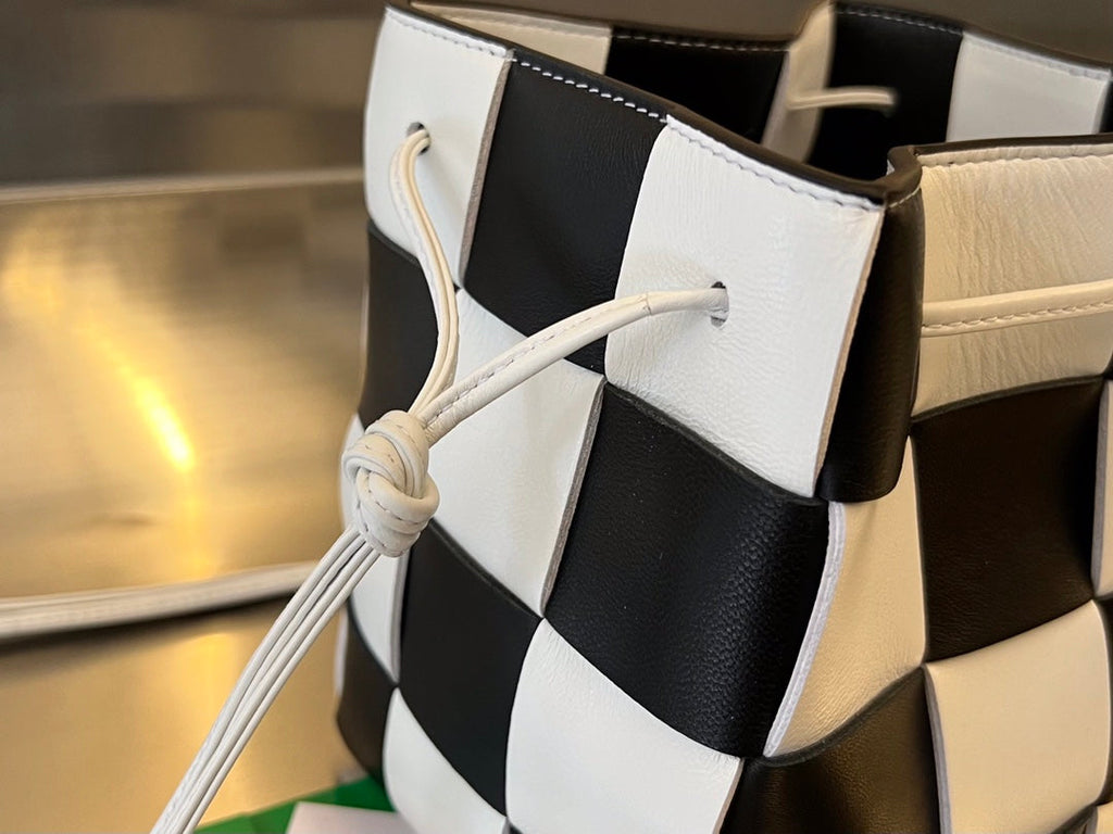 SMALL CASSETTE BUCKET 18 IN WHITE MIX BLACK CALFSKIN