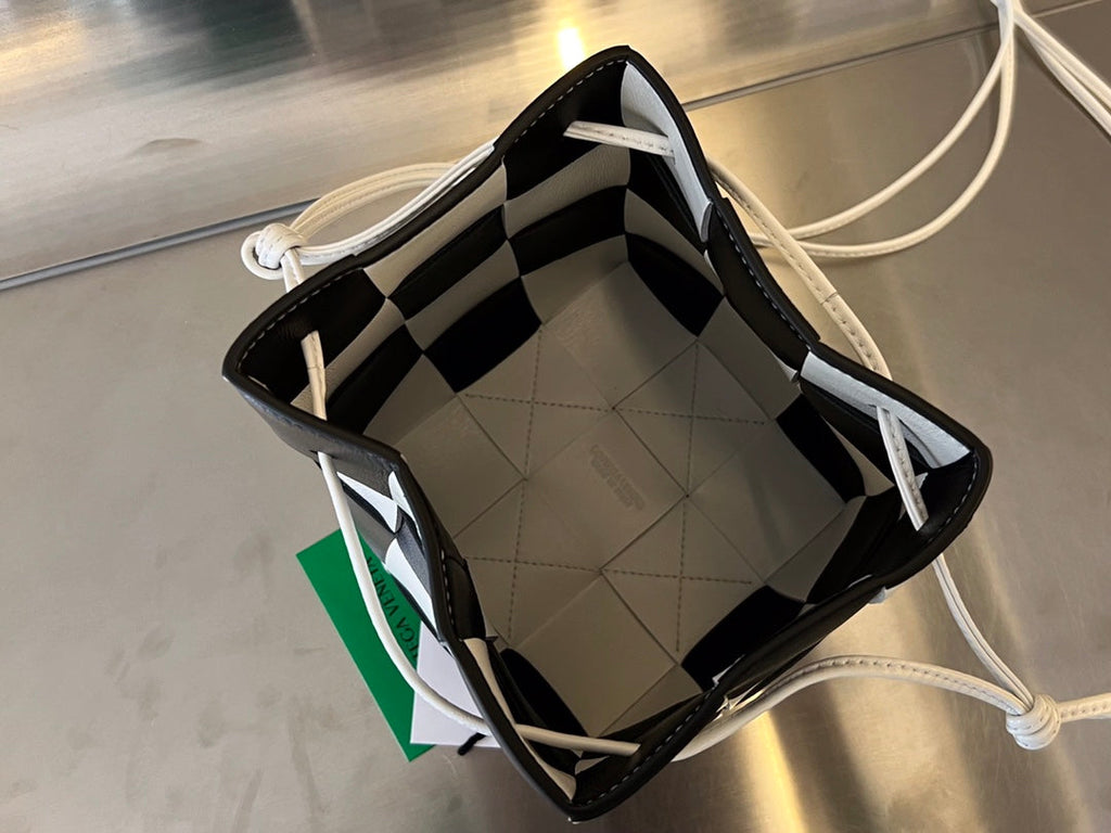 SMALL CASSETTE BUCKET 18 IN WHITE MIX BLACK CALFSKIN