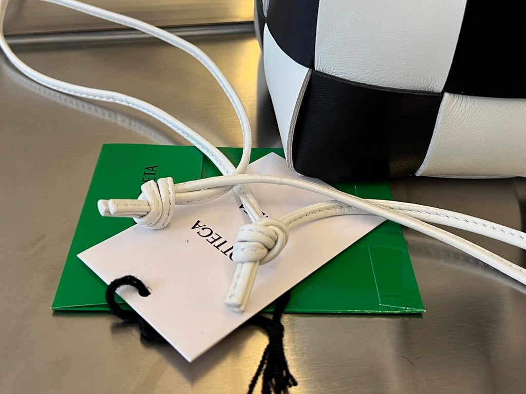 SMALL CASSETTE BUCKET 18 IN WHITE MIX BLACK CALFSKIN
