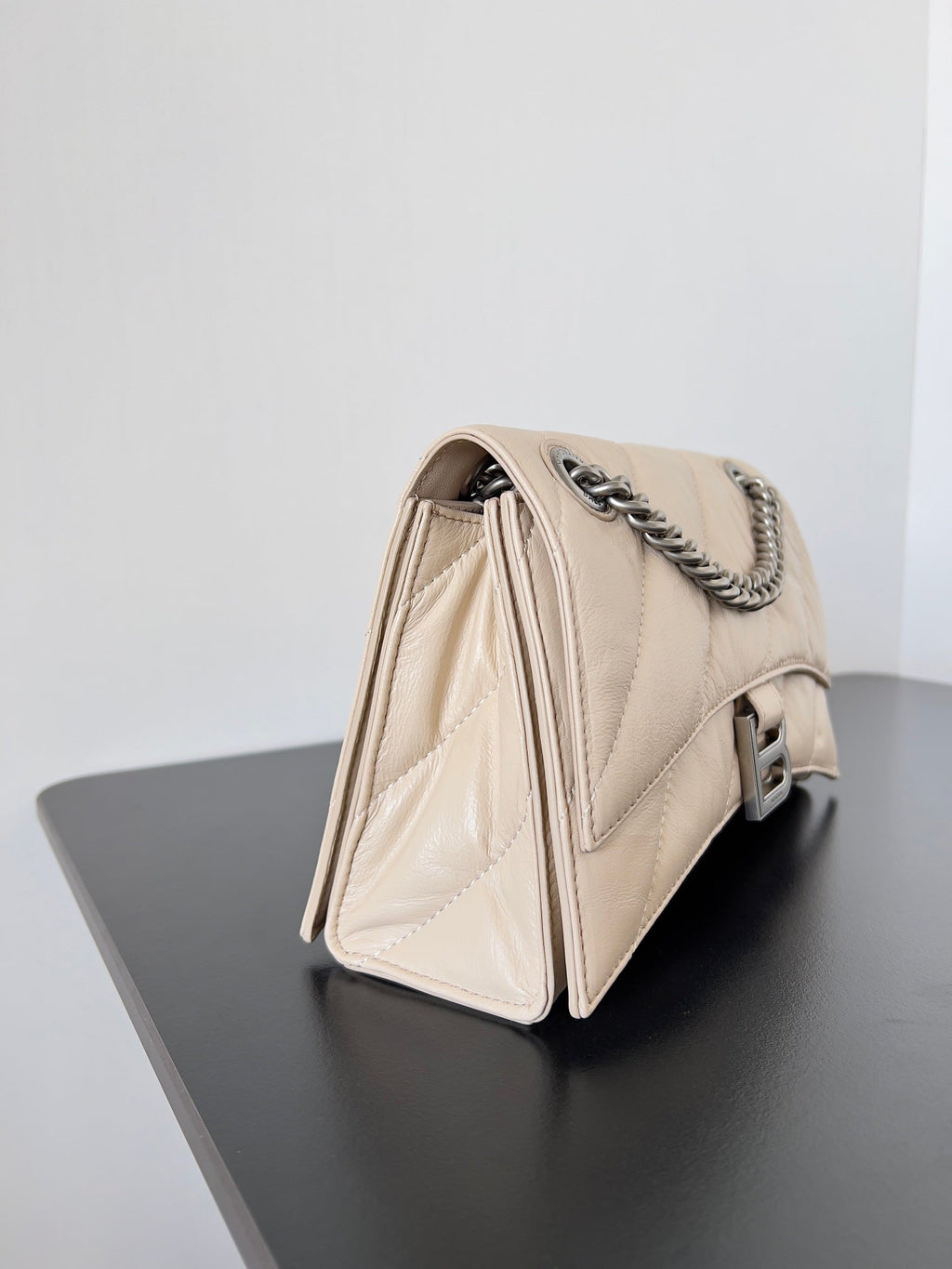 CRUSH CHAINED BAG 25 IN BEIGE QUILTED LAMBSKIN SILVER HARDWARE
