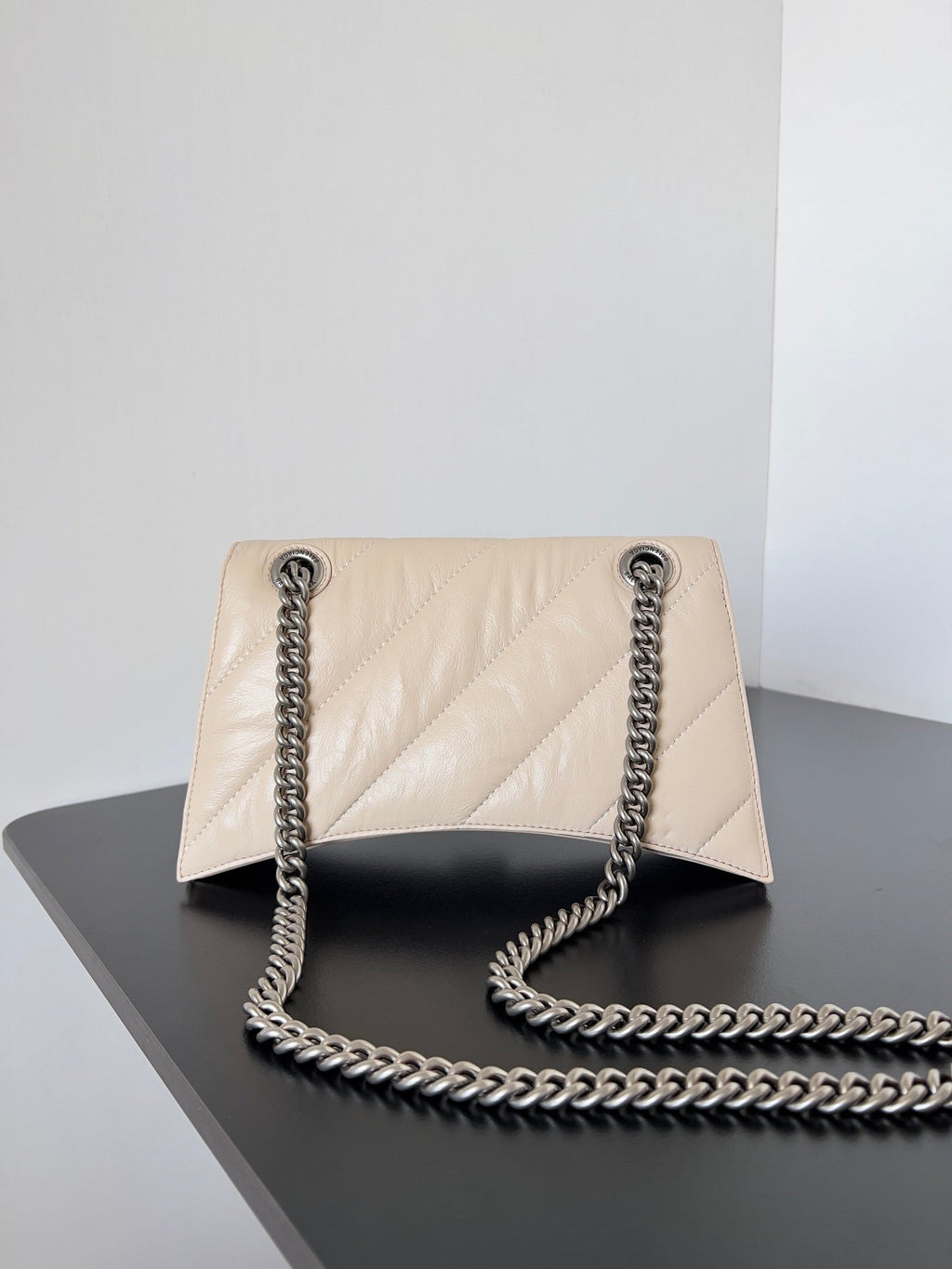 CRUSH CHAINED BAG 25 IN BEIGE QUILTED LAMBSKIN SILVER HARDWARE