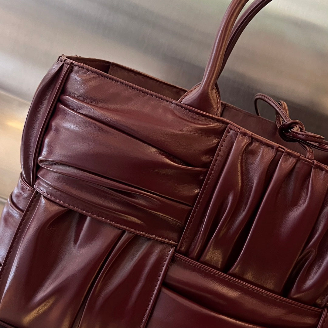 SMALL ARCO TOTE 30 IN WINE RED SOFT LAMBSKIN