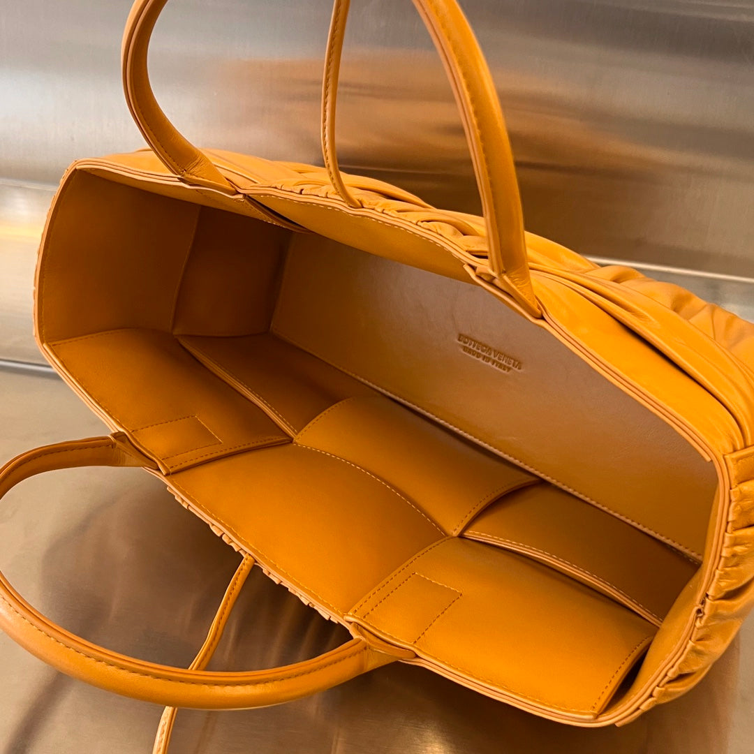 SMALL ARCO TOTE 30 IN PIZAZZ ORANGE SOFT LAMBSKIN