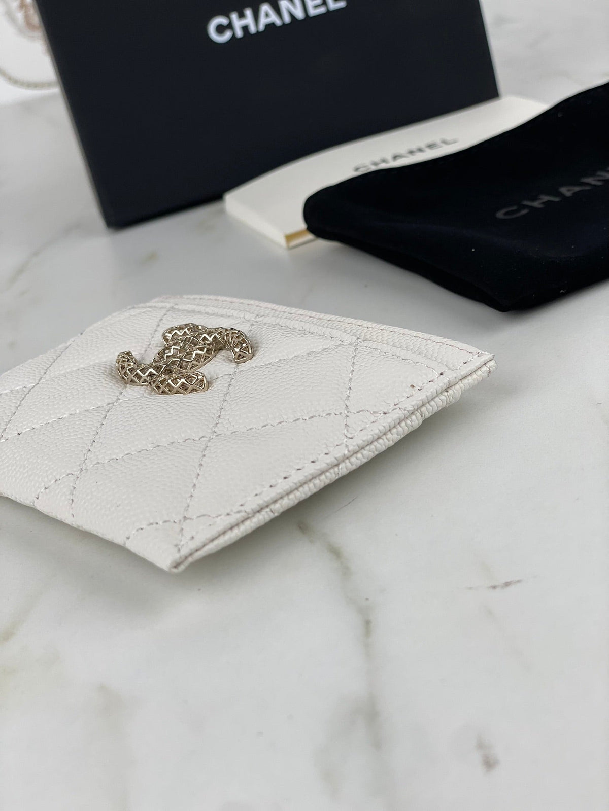 CC CARD HOLDER 19.5 WHITE GRAINED CALFSKIN GOLD ICON