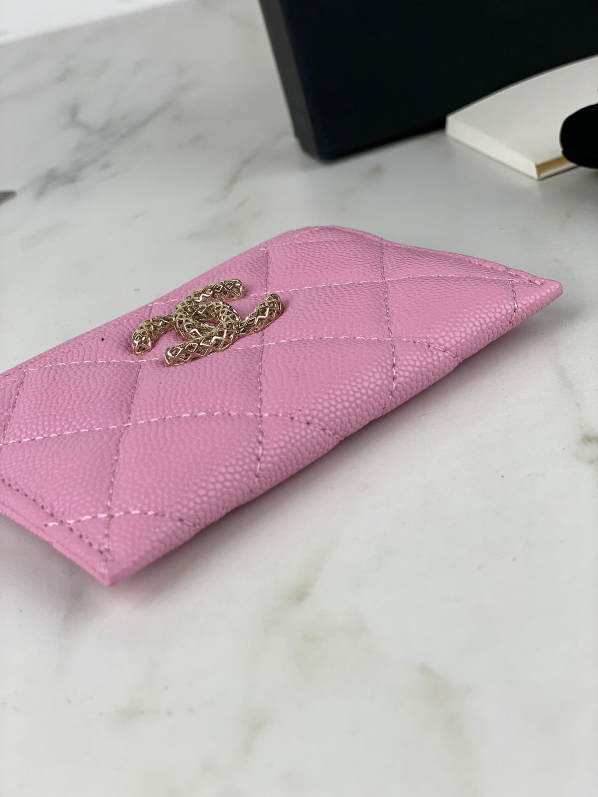 CC CARD HOLDER 19.5 PINK GRAINED CALFSKIN GOLD ICON