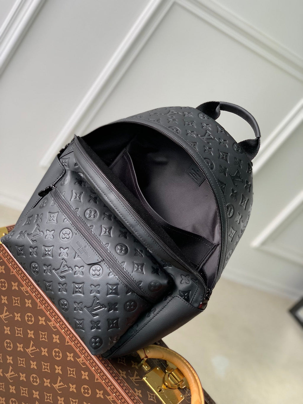 DISCOVERY PM BACKPACK 38 IN BLACK MONOGRAM LAMBSKIN