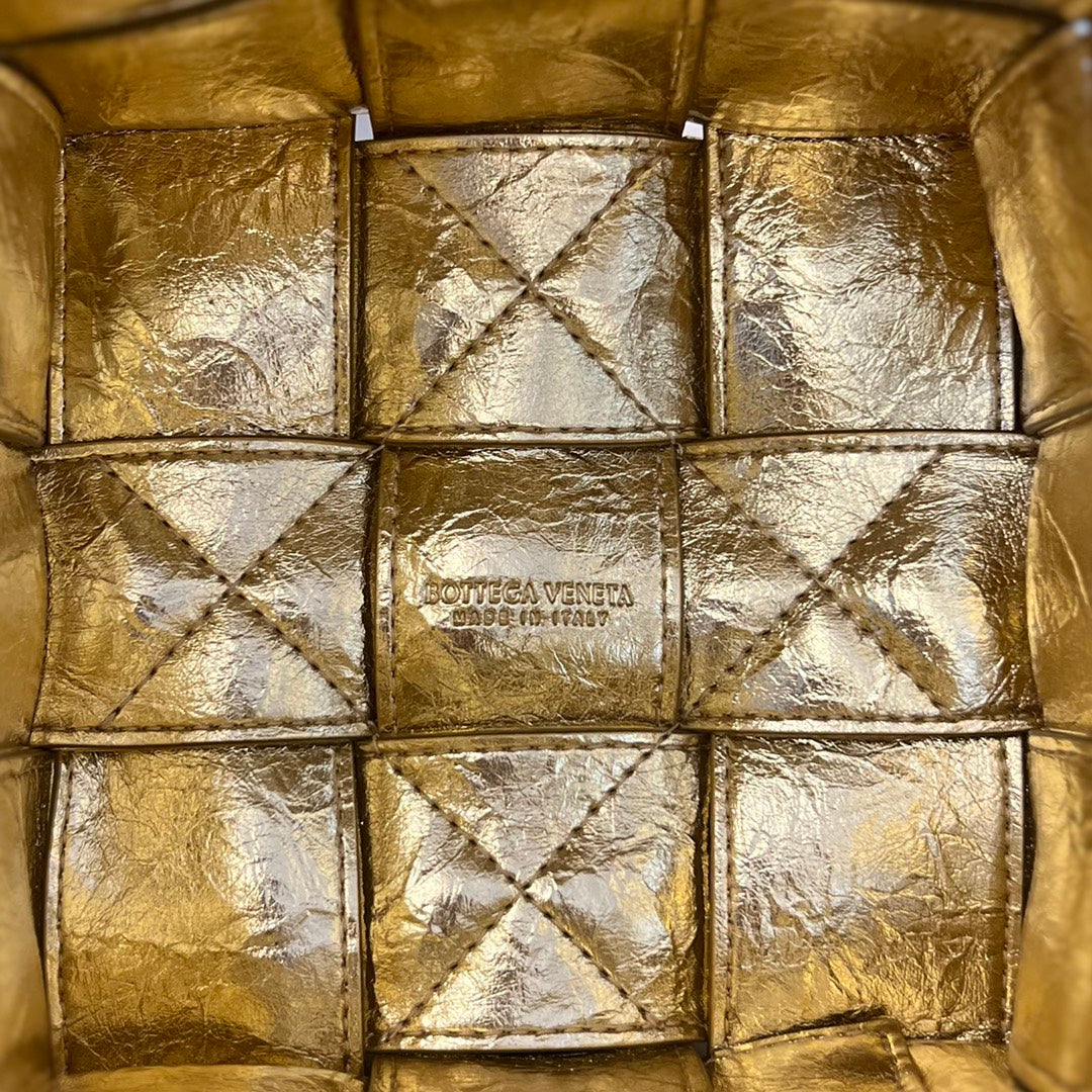 SMALL CASSETTE BUCKET 18 IN GOLD METALLIC SOFT LAMBSKIN
