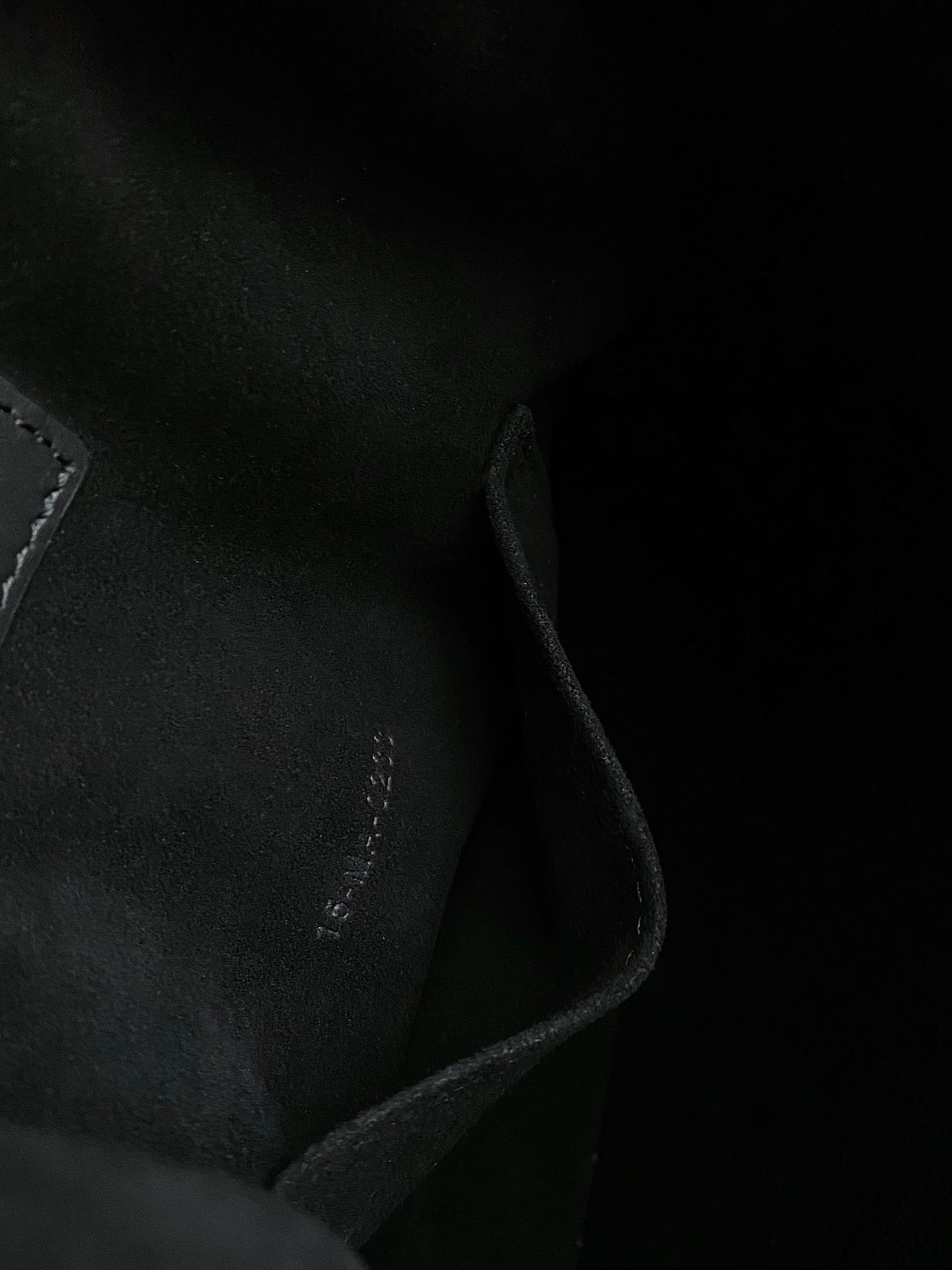 MEDIUM C'EST 24 IN BLACK CD-EMBOSSED CALFSKIN