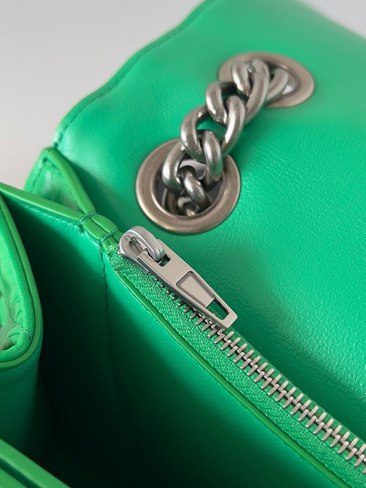 CRUSH CHAINED BAG 32 IN GREEN QUILTED CRUSHED CALFSKIN SILVER HARDWARE