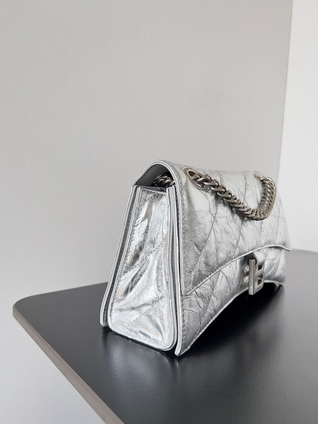 CRUSH CHAINED BAG 25 IN SILVER METALLIC QUILTED CRUSHED CALFSKIN