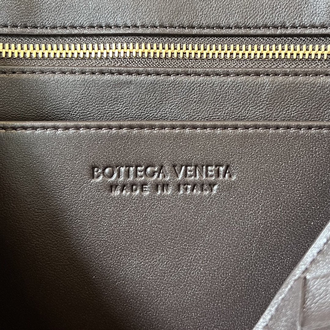 SMALL ANDIAMO 29 IN DARK BROWN LAMBSKIN