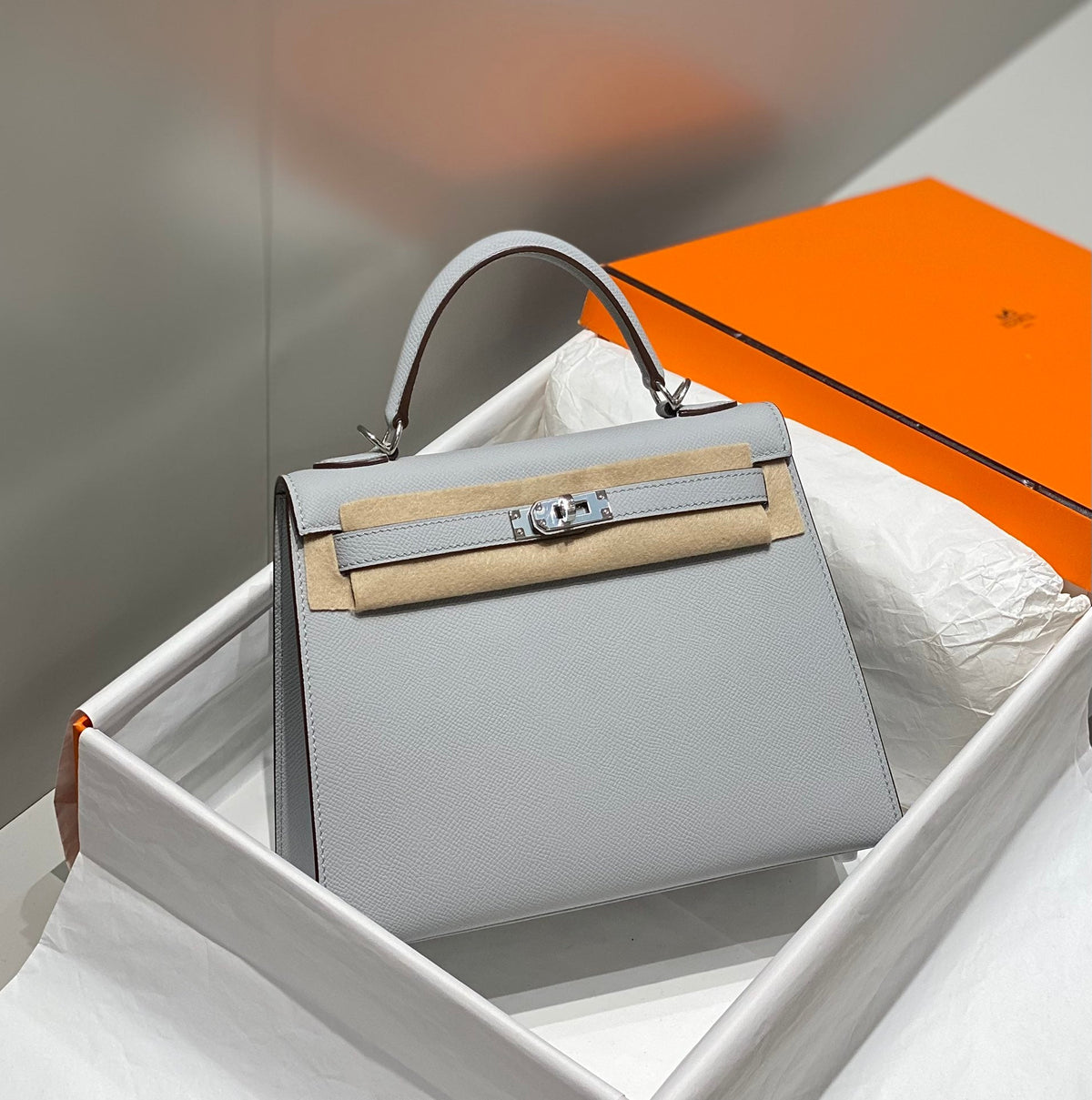 KELLY 25CM IN GRIS PERLE EPSOM CALFSKIN PALLADIUM HARDWARE