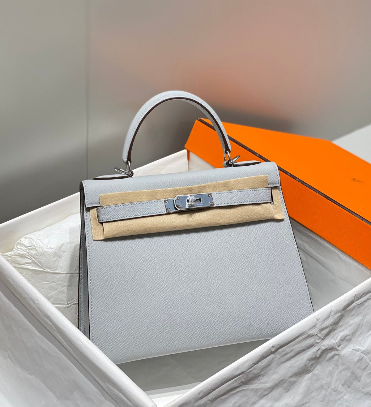 KELLY 28CM IN GRIS PERLE EPSOM CALFSKIN PALLADIUM HARDWARE