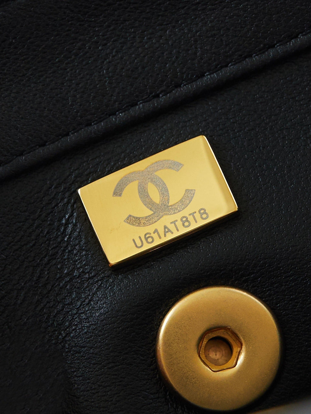 PEARL ATTACHED FLAP BAG 19 IN BLACK QUILTED LAMBSKIN GOLD HARDWARE