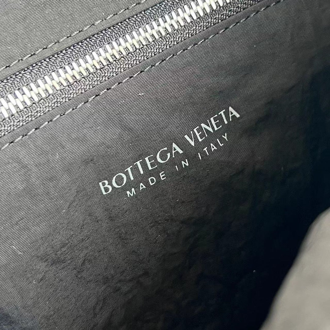 POSTINO BAG 30 IN BLACK CALFSKIN