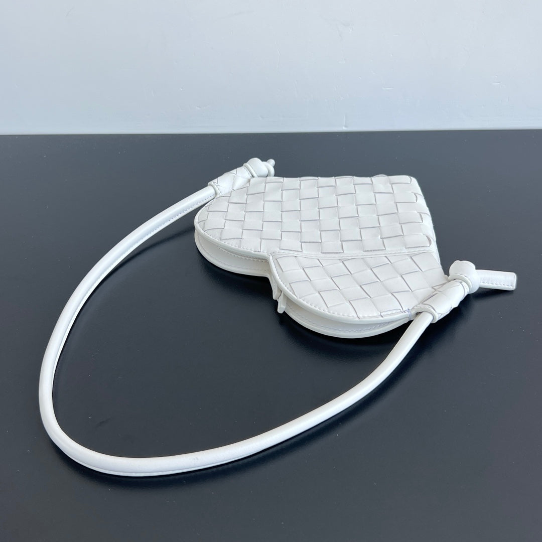 SOLSTICE HEART SHAPE 22 IN WHITE LAMBSKIN