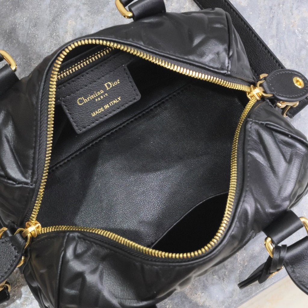 GROOVE BAG 25 IN BLACK MACROCANNAGE CALFSKIN WITH GOLD HARDWARE