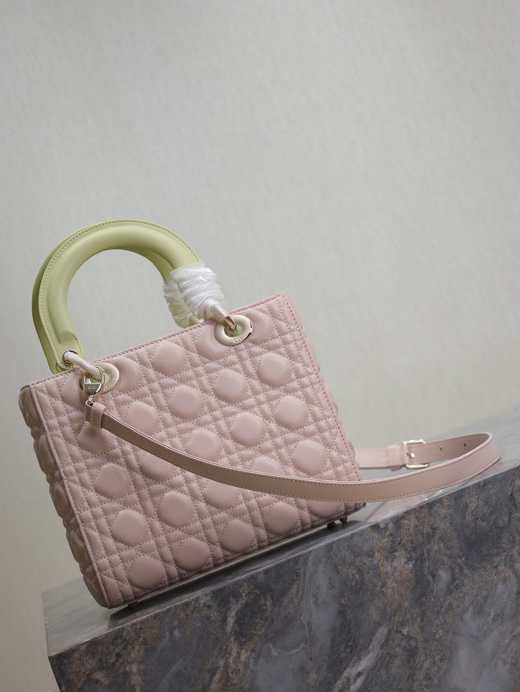 LADY BAG 24 IN BABY PINK QUILTED MACROCANNAGE CALFSKIN SWAMP YELLOW STRAP