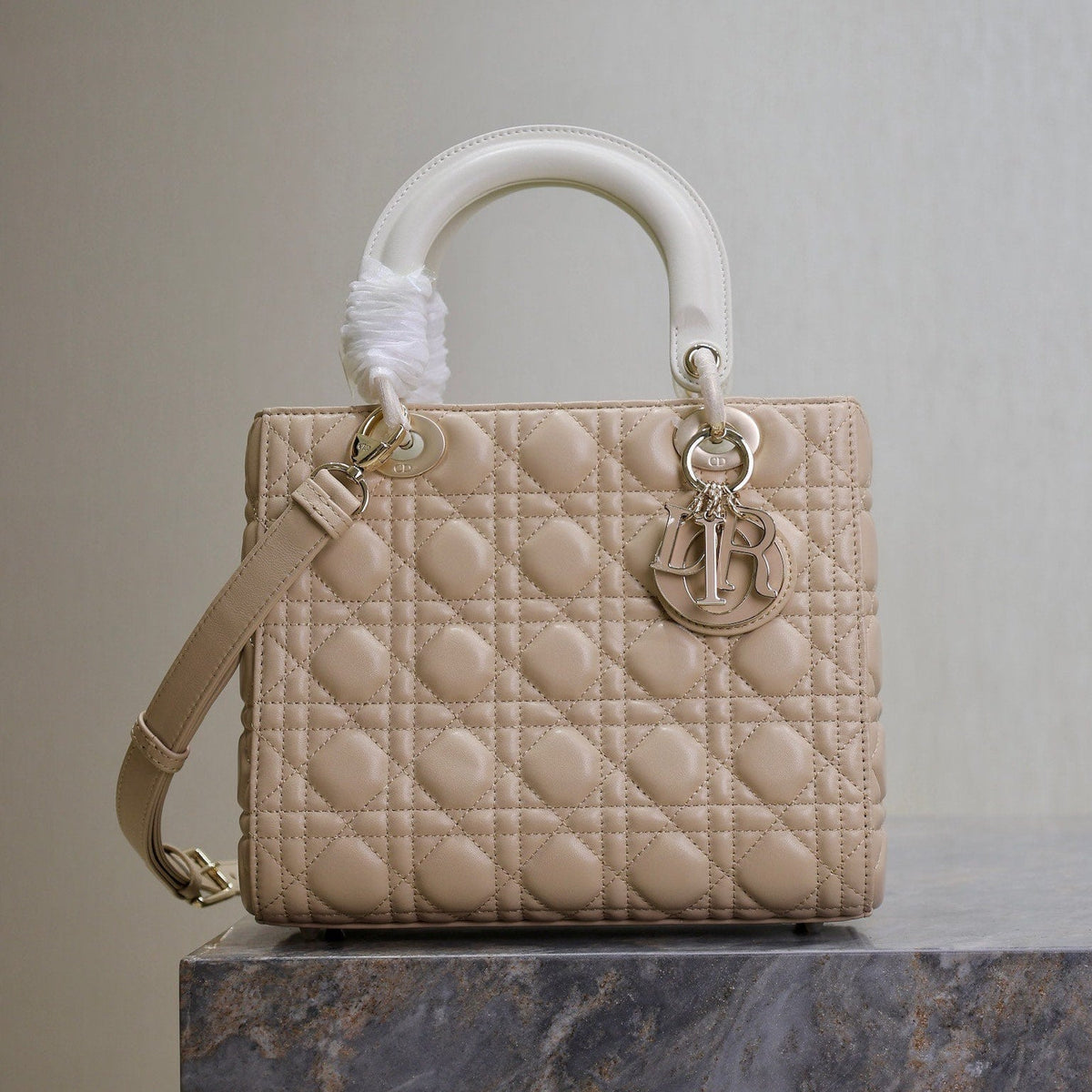 MEDIUM LADY BAG 24 IN POWDER BEIGE QUILTED MACROCANNAGE CALFSKIN METAL CHARM