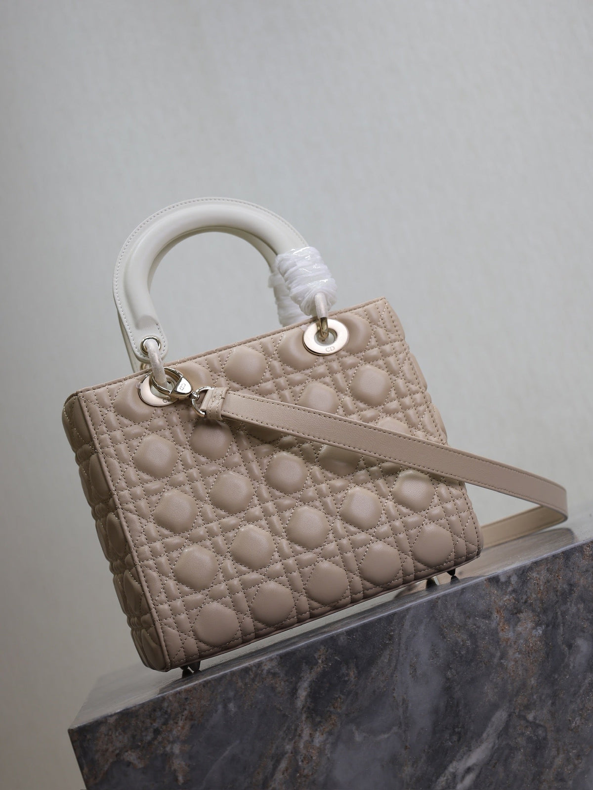 MEDIUM LADY BAG 24 IN POWDER BEIGE QUILTED MACROCANNAGE CALFSKIN METAL CHARM