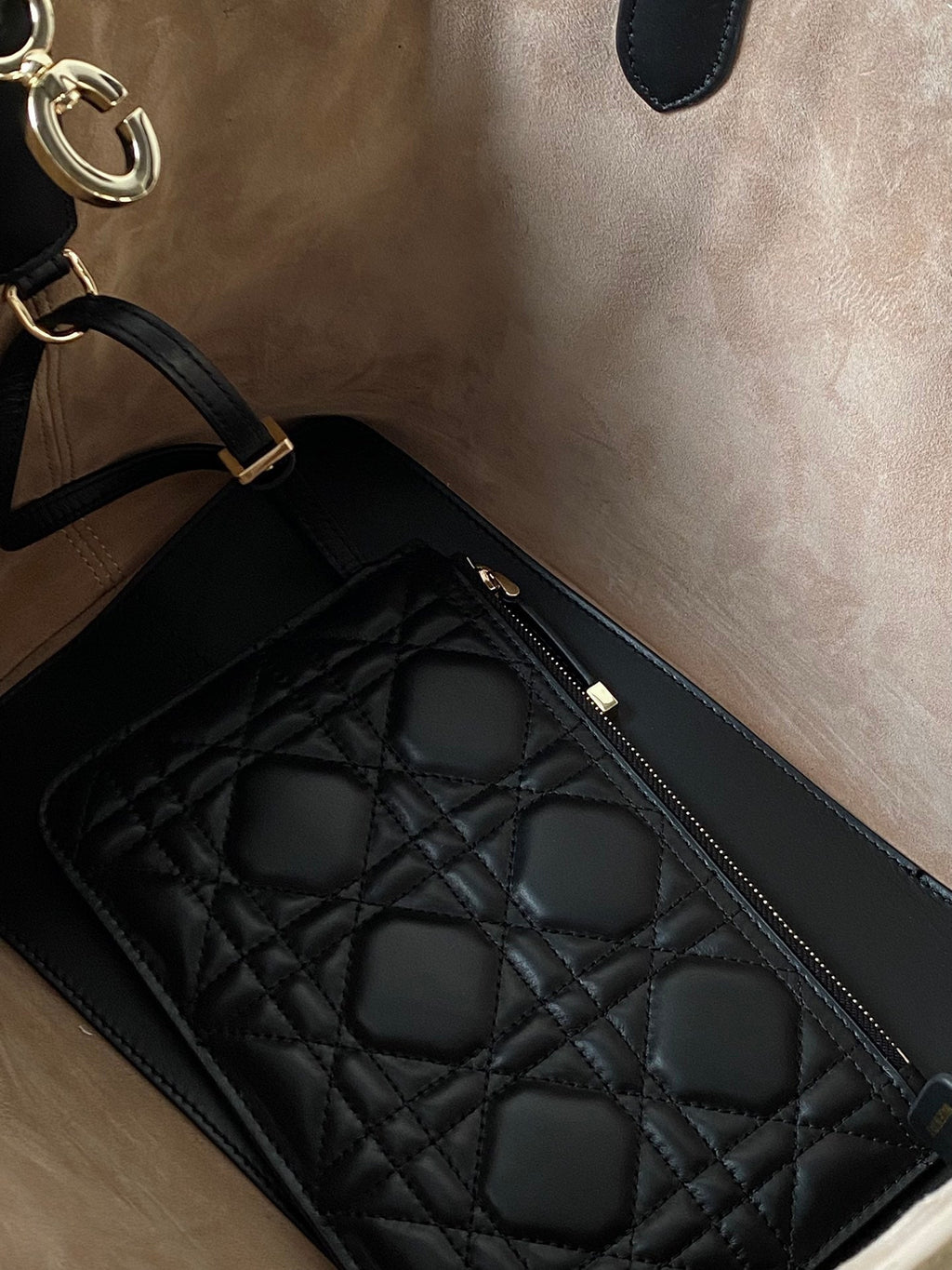 MEDIUM TOUJOURS BAG 28 IN BEIGE CANNAGE CALFSKIN BLACK STRAP